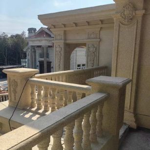 绍兴 黄金麻别墅外墙干挂雕花配合阳台栏杆花瓶柱