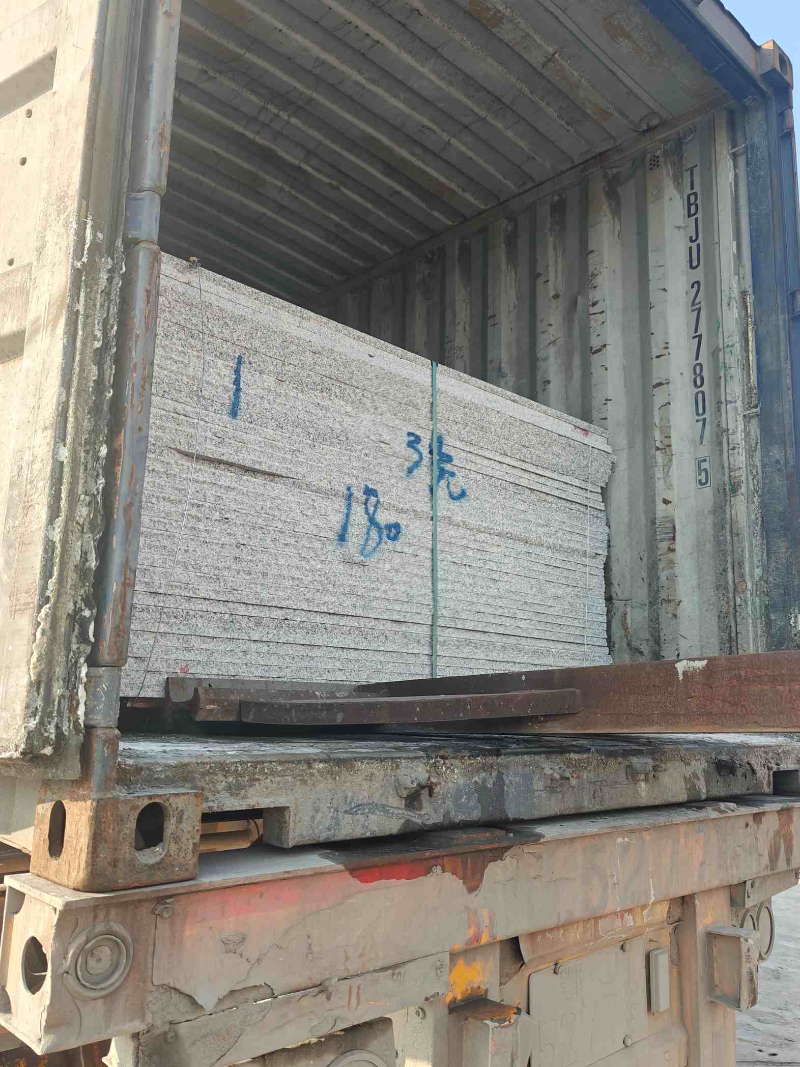 绍兴 芝麻白花岗岩石材3.0公分光面毛板装柜出货