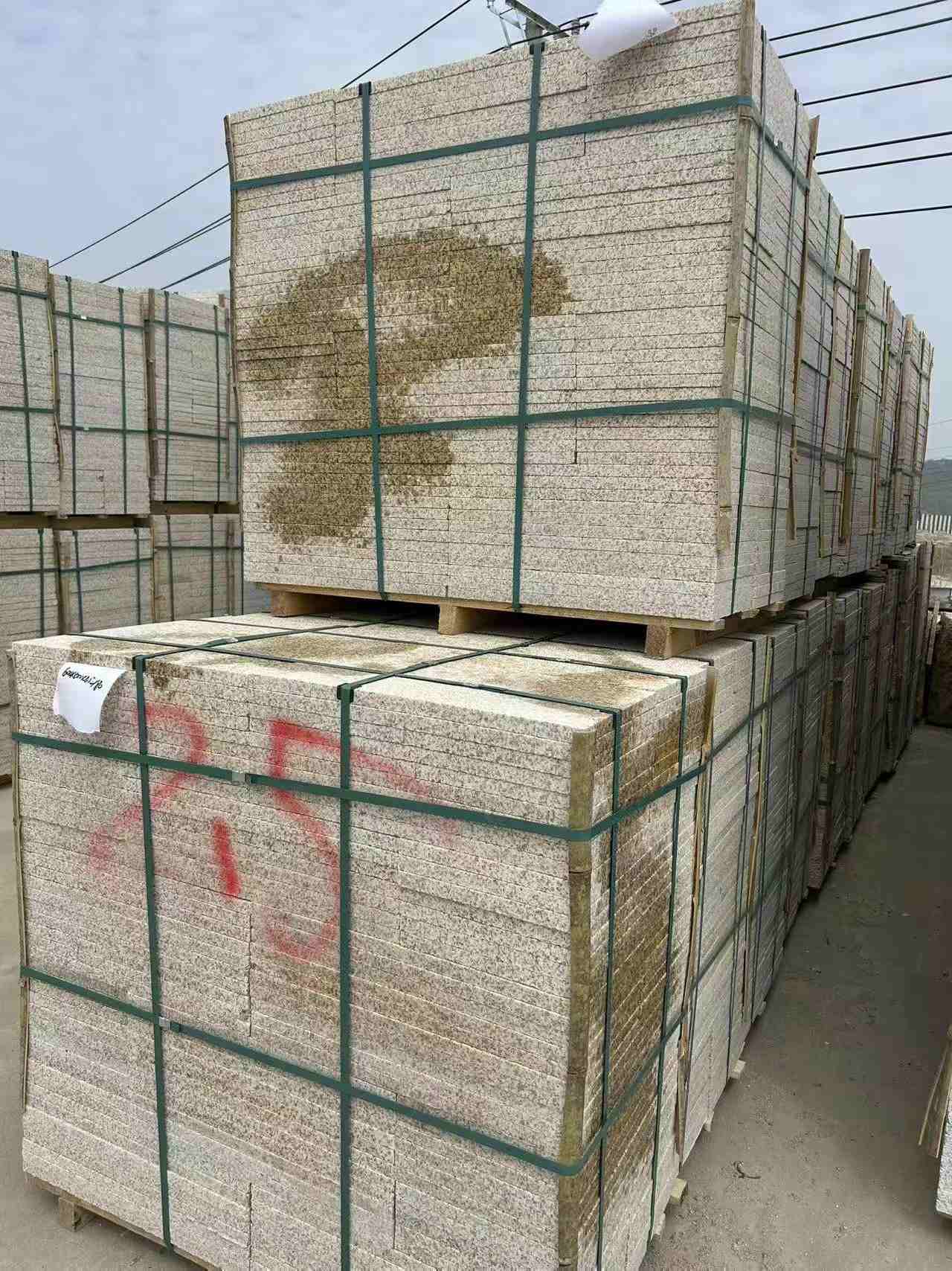 绍兴 黄金麻花岗岩石材荔枝面地铺石2.5*300*600