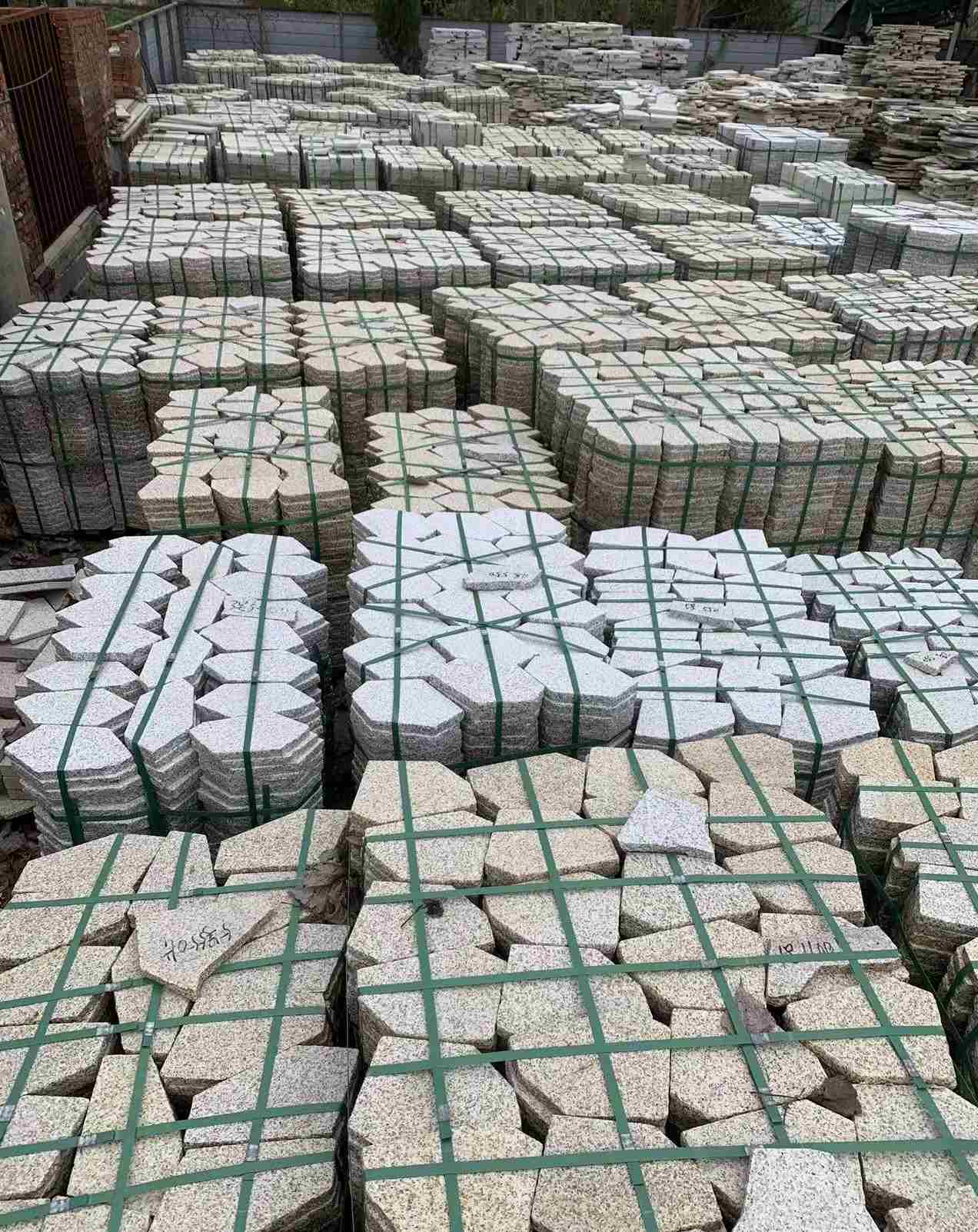 绍兴 黄金麻白麻花岗岩荔枝面地铺石(冰裂纹)