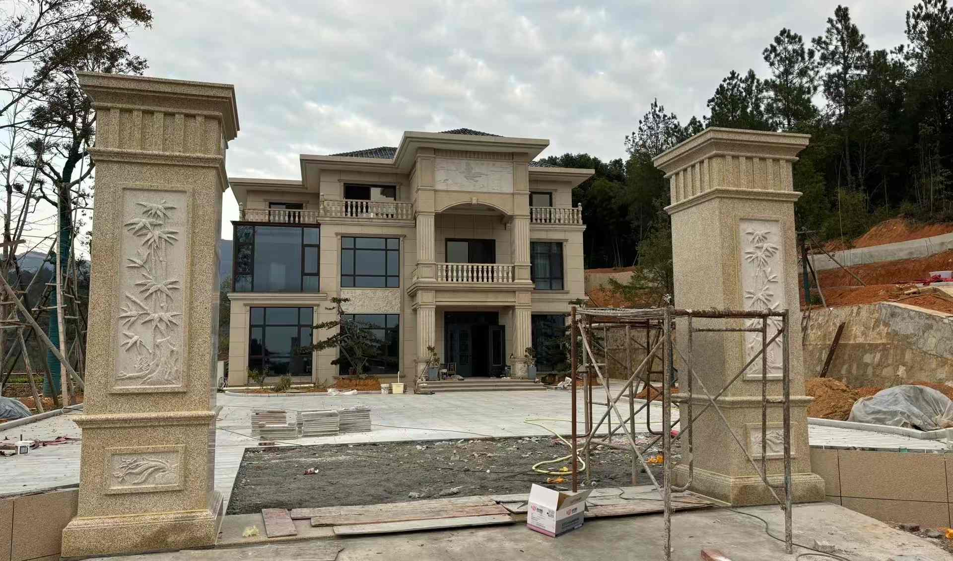 绍兴 黄金麻花岗岩别墅雕花外墙干挂配上门口雕花罗马柱