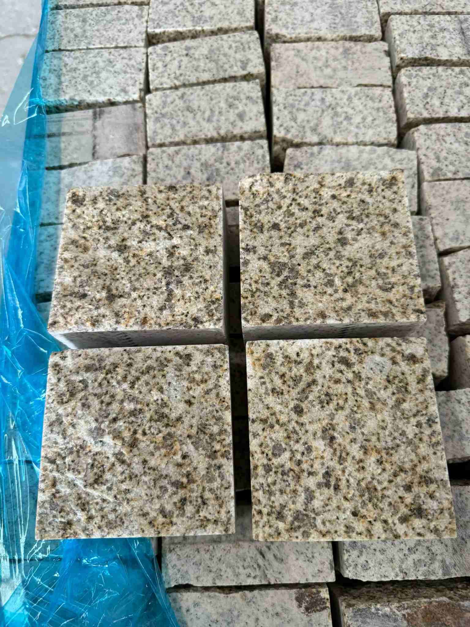 绍兴 黄金麻花岗岩自然面小方块，弹石，马蹄石等