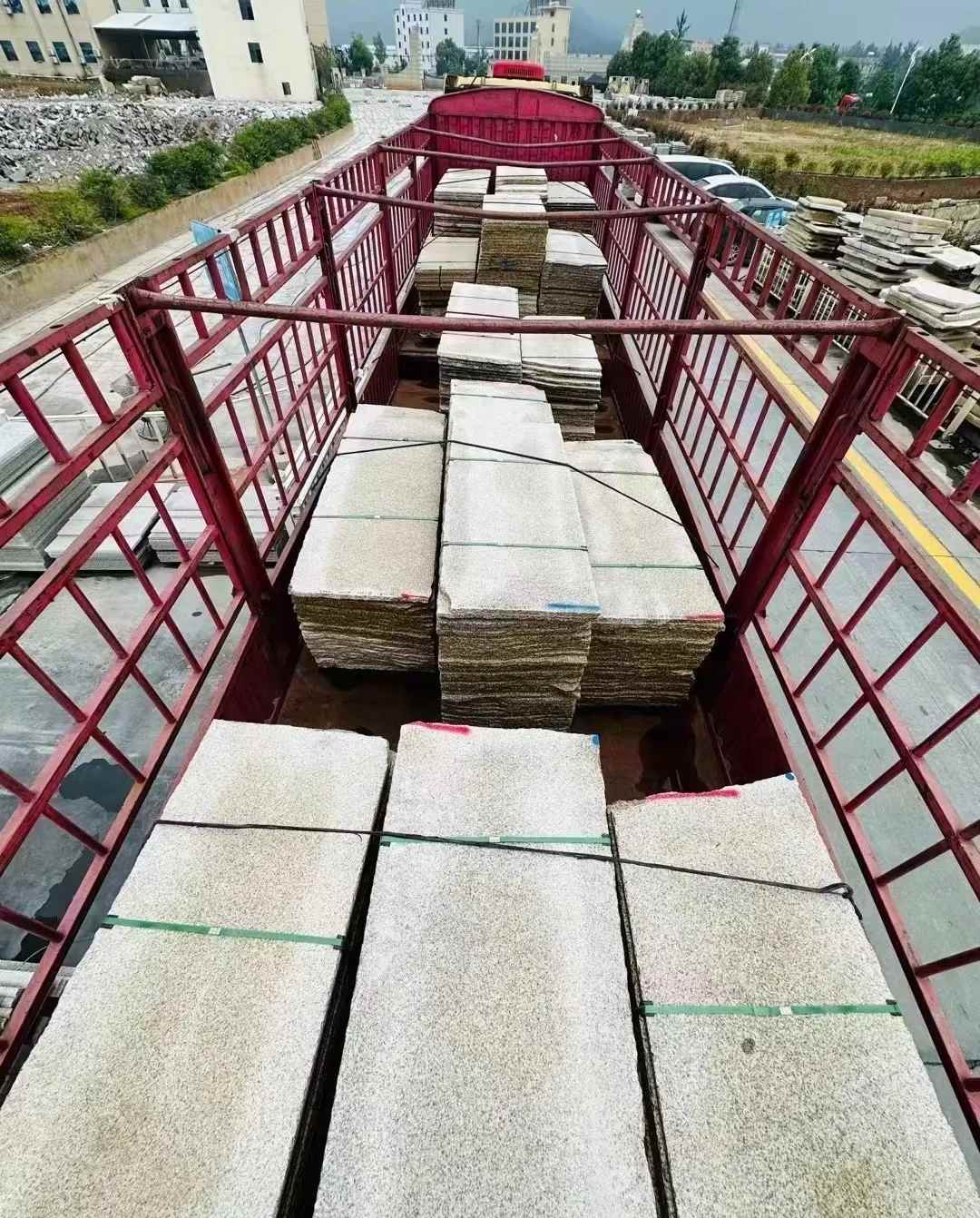 绍兴 黄金麻花岗岩荔枝面，光面毛板装车完成