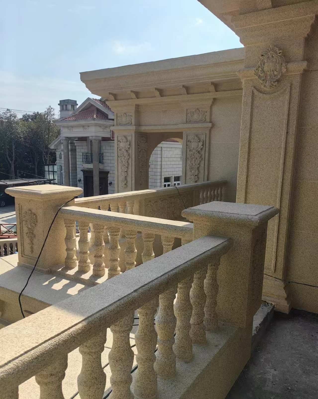 绍兴 黄金麻别墅外墙干挂雕花配合阳台栏杆花瓶柱