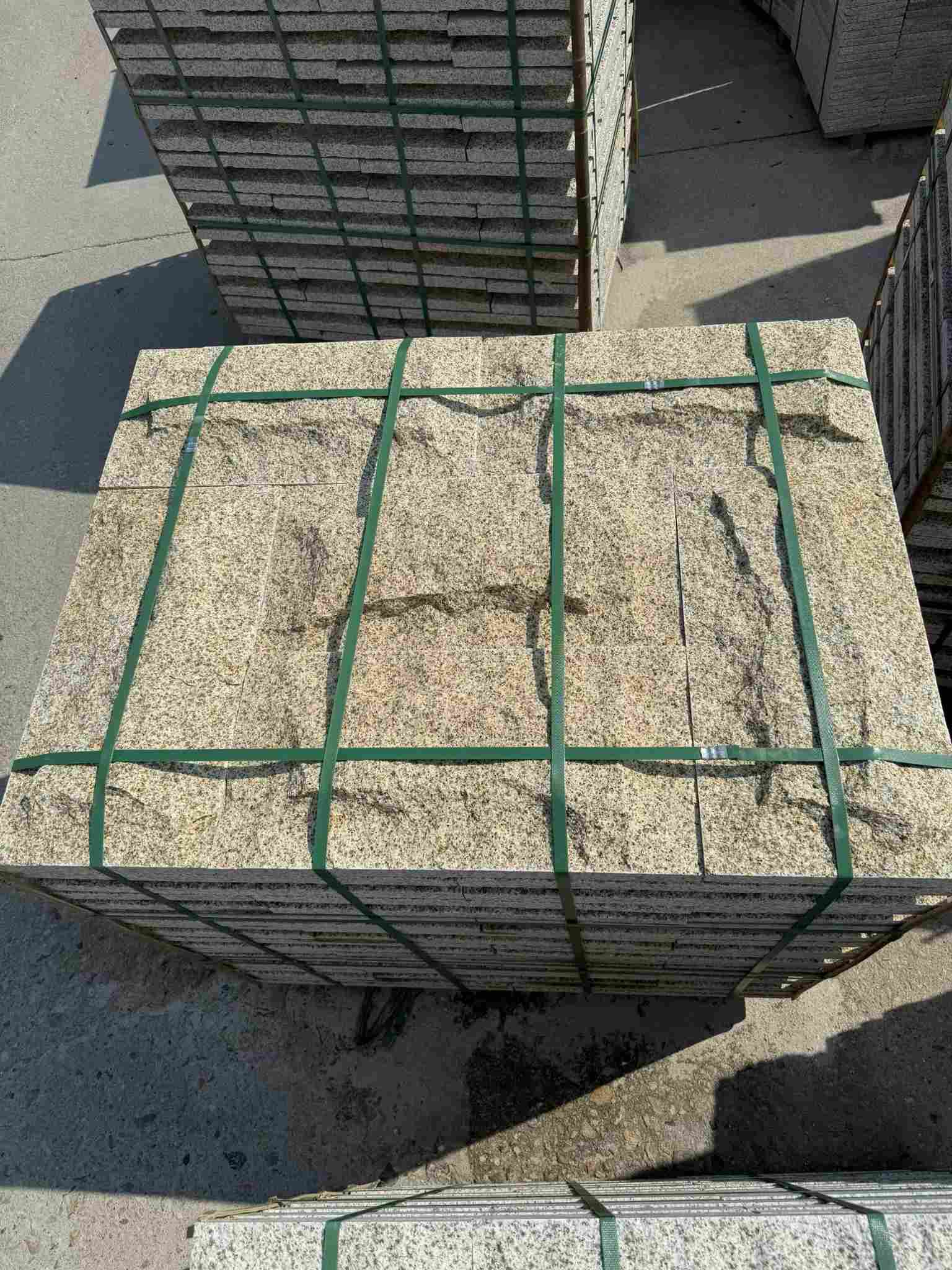 绍兴 黄金麻花岗岩石材自然面蘑菇石成品