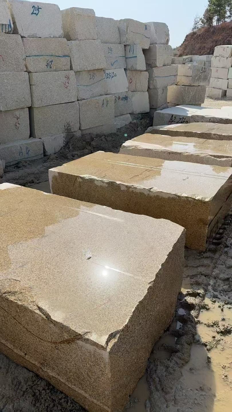 绍兴 黄金麻方料堆场洗料分选中，原材料充足