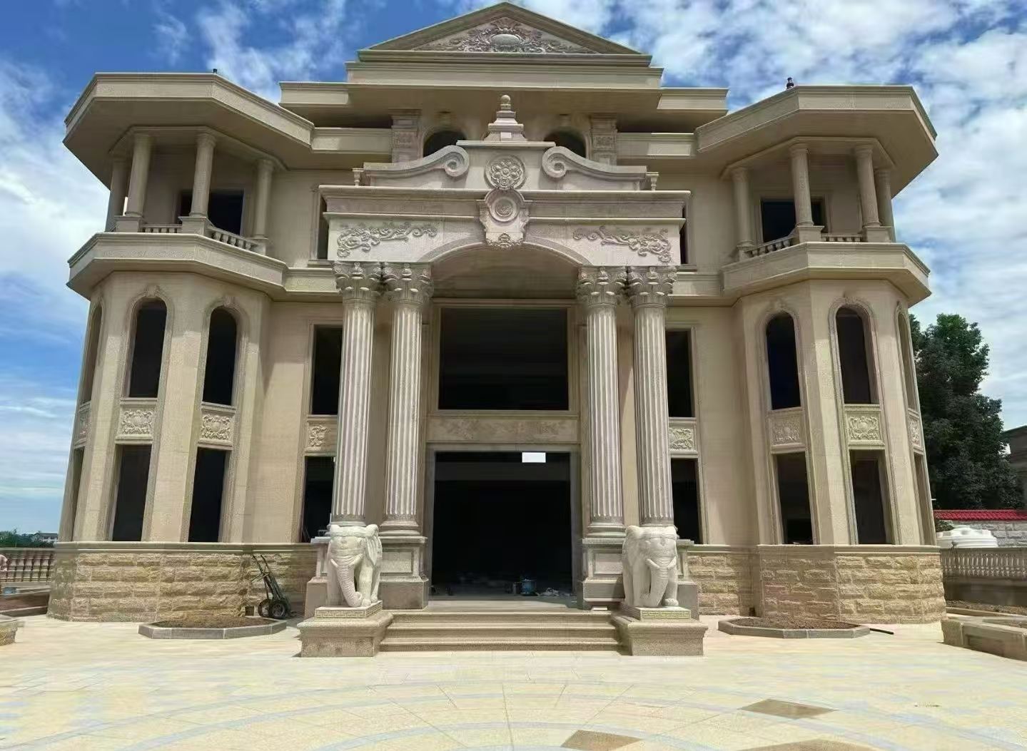 绍兴 黄金麻别墅外墙干挂，大柱，大象，蘑菇石，雕花板