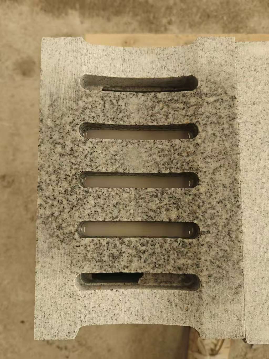 绍兴 芝麻白拉丝面花岗岩U型开槽排水槽